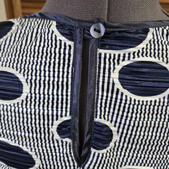 Super fun! Navy, polka dot blouse. - Picture 4 of 9